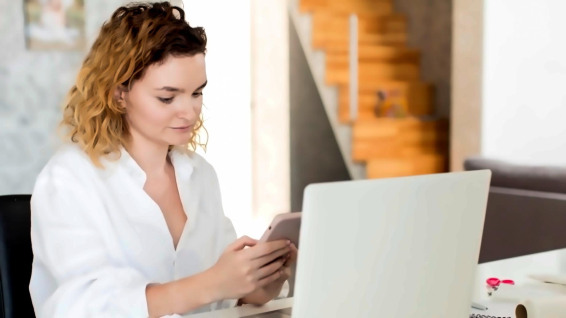 Planification budgétaire trimestrielle avec documents et calendrier